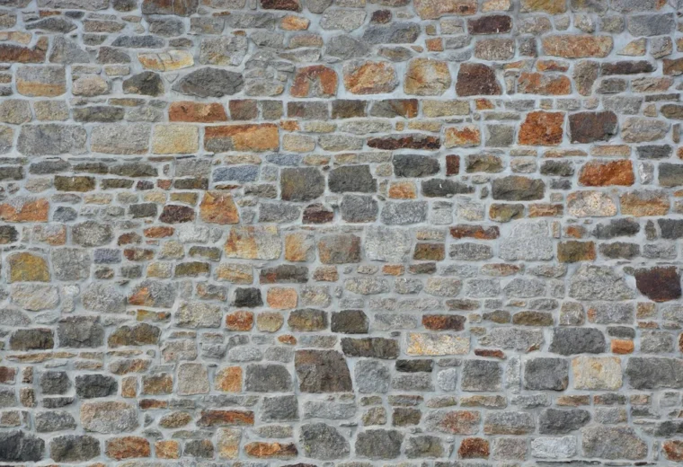 mur pierre penche