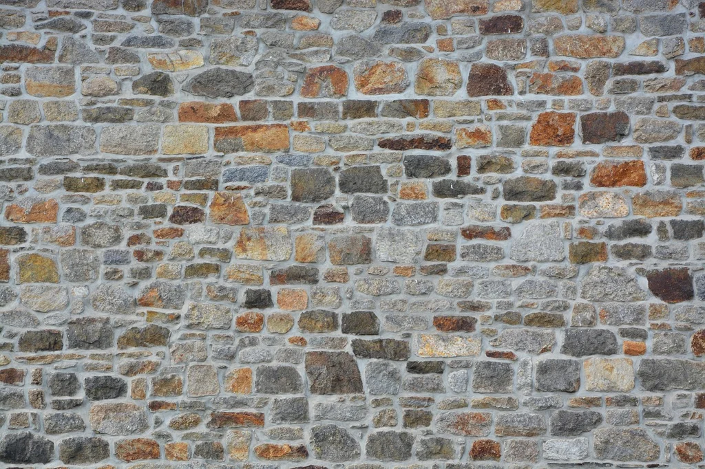mur pierre penche
